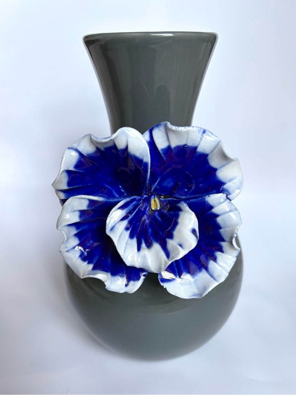 Anthropolgie Grey Ceramic Vase With 3D Blue White Pansy Flower Art Sculptural 8"